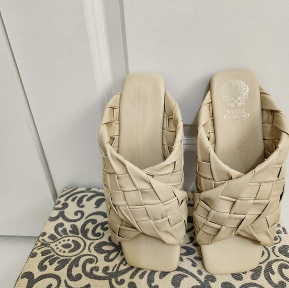 VINCE CAMUTO VC-ANELLA Bone color size 8M slide sandal - Picture 5 of 7